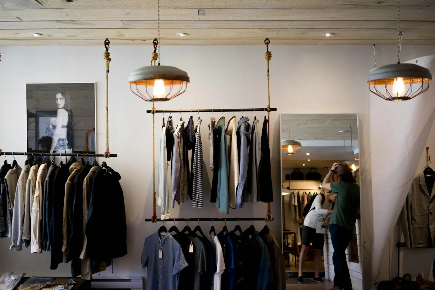 Aydınlık butik iç mekânı