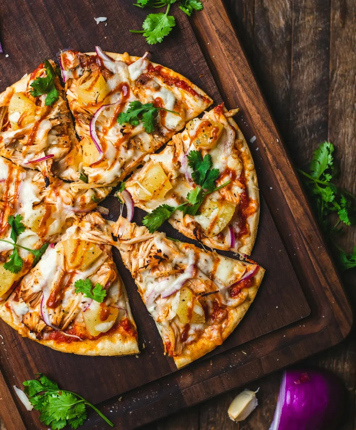 Ahşap tahta üzerinde dilimlenmiş pizza