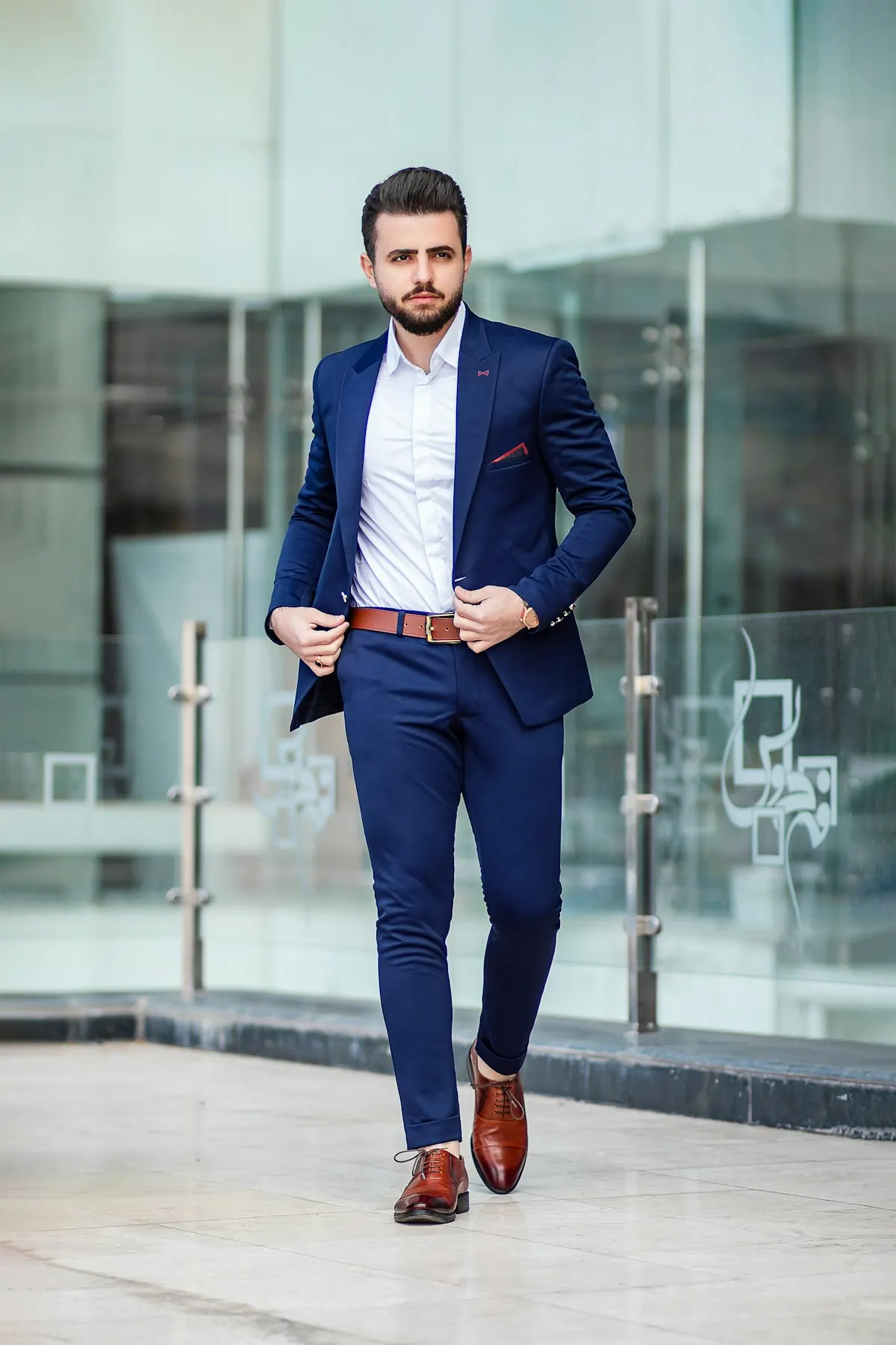 Ofis önünde lacivert takım elbiseli adam