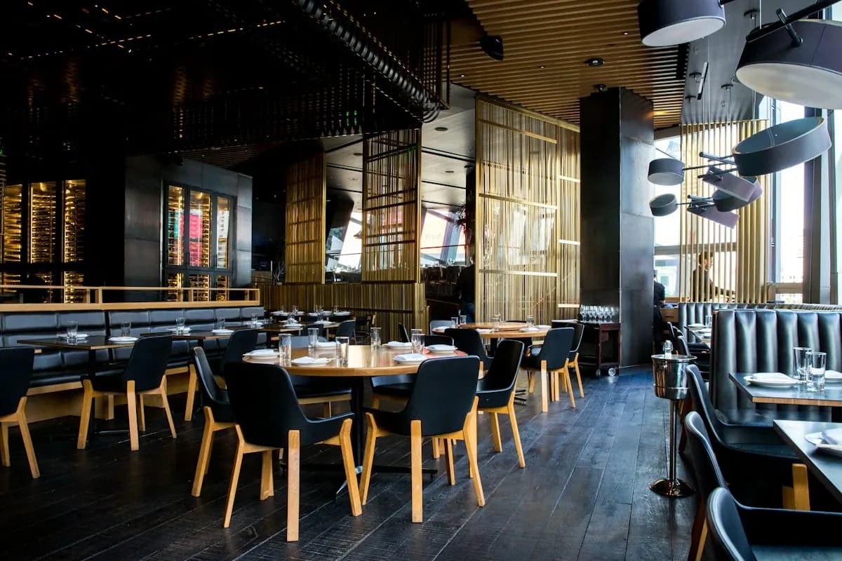 Sıcak bir restoran iç mekânı